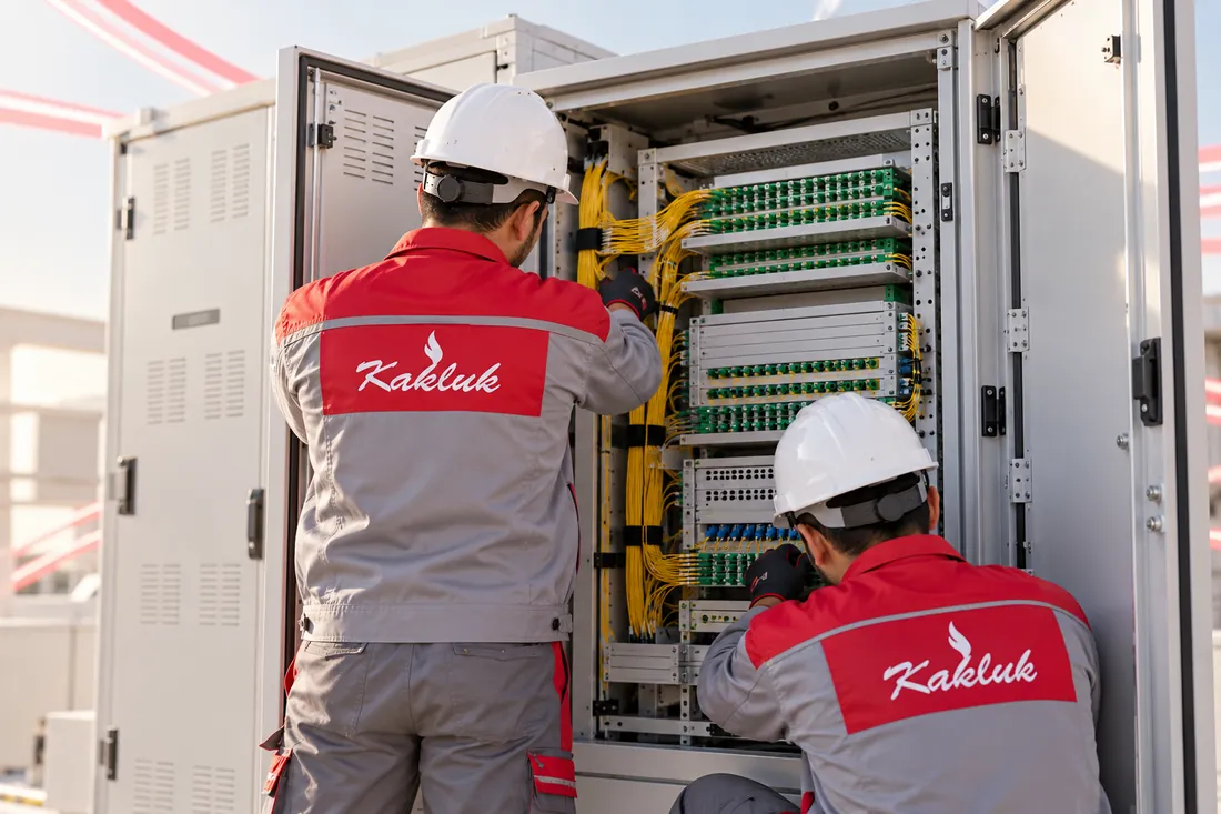 Fiber dağıtım kabini kuran Kakluk mühendisleri